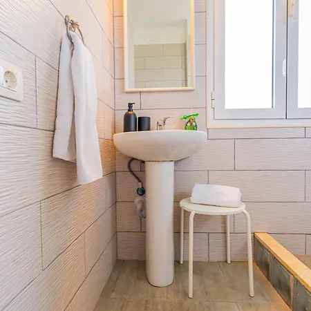 Ocean View Penthouse - Location - 100m To The