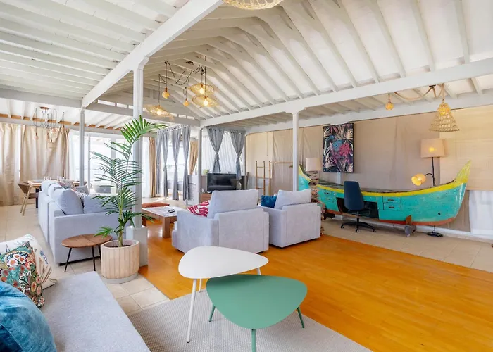 Ocean View Penthouse - Location - 100m To The