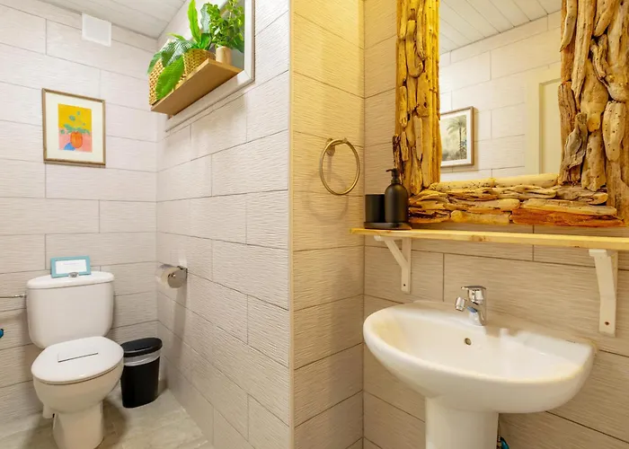 Ocean View Penthouse - Location - 100m To The