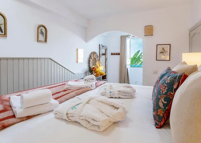 Ocean View Penthouse - Location - 100m To The