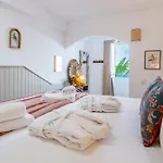 Ocean View Penthouse - Location - 100m To The